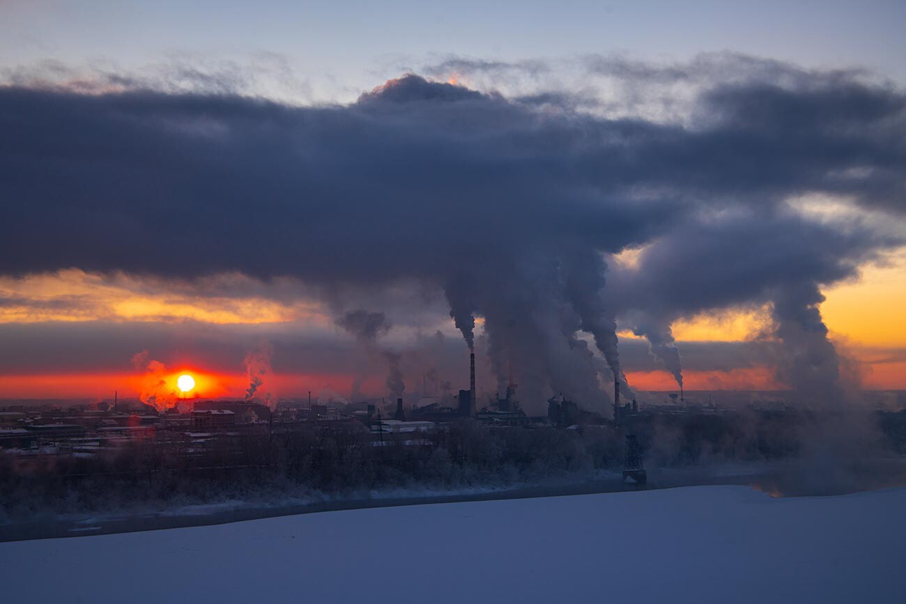 ケメロヴォ発電所の壮大な夕陽