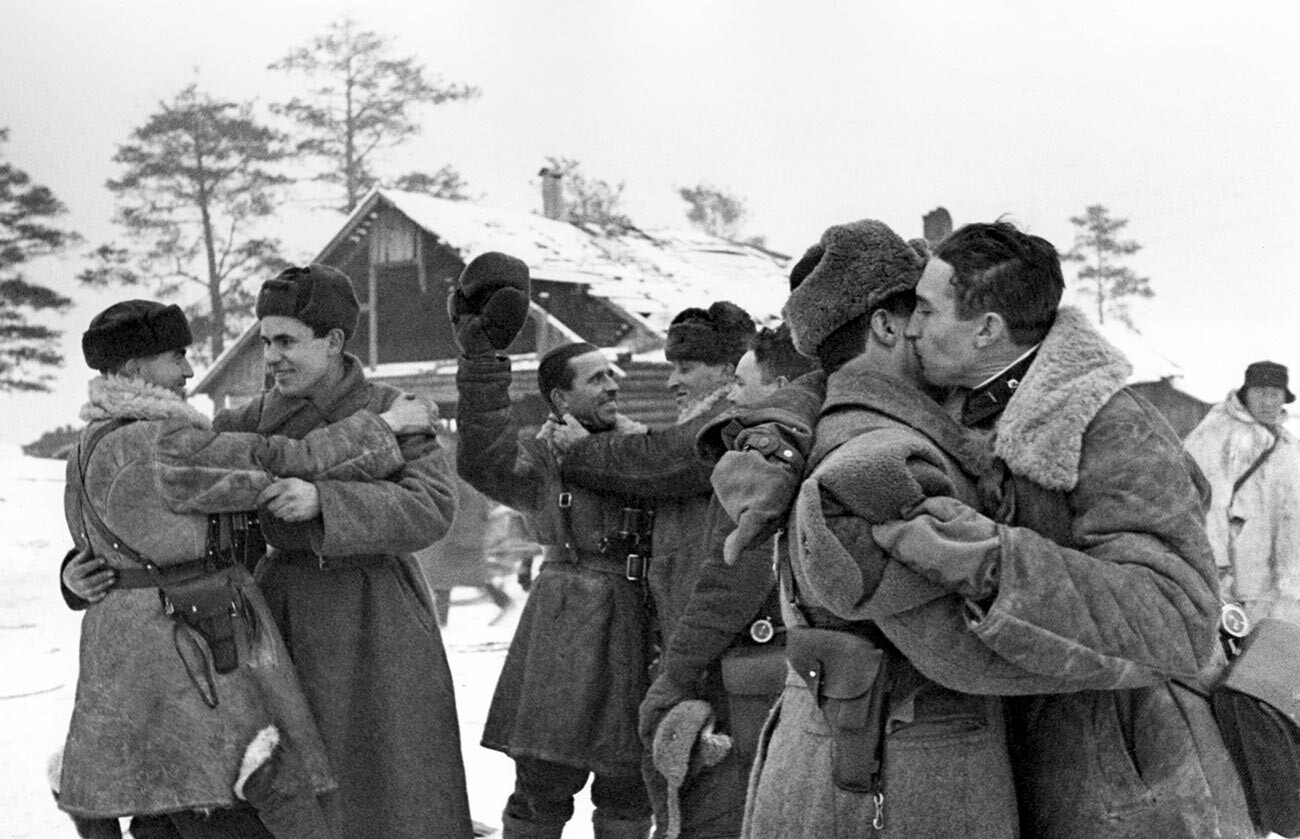 Prajurit Front Volkhov dan Leningrad bertemu dan berpelukan setelah berhasil membuka koridor darat yang sempit.
