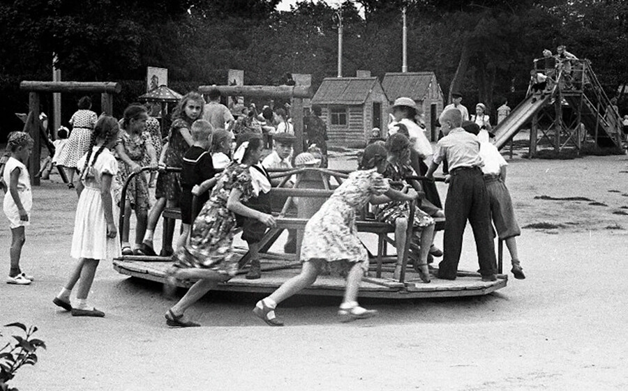 Di taman bermain di Taman Gorky, 1958