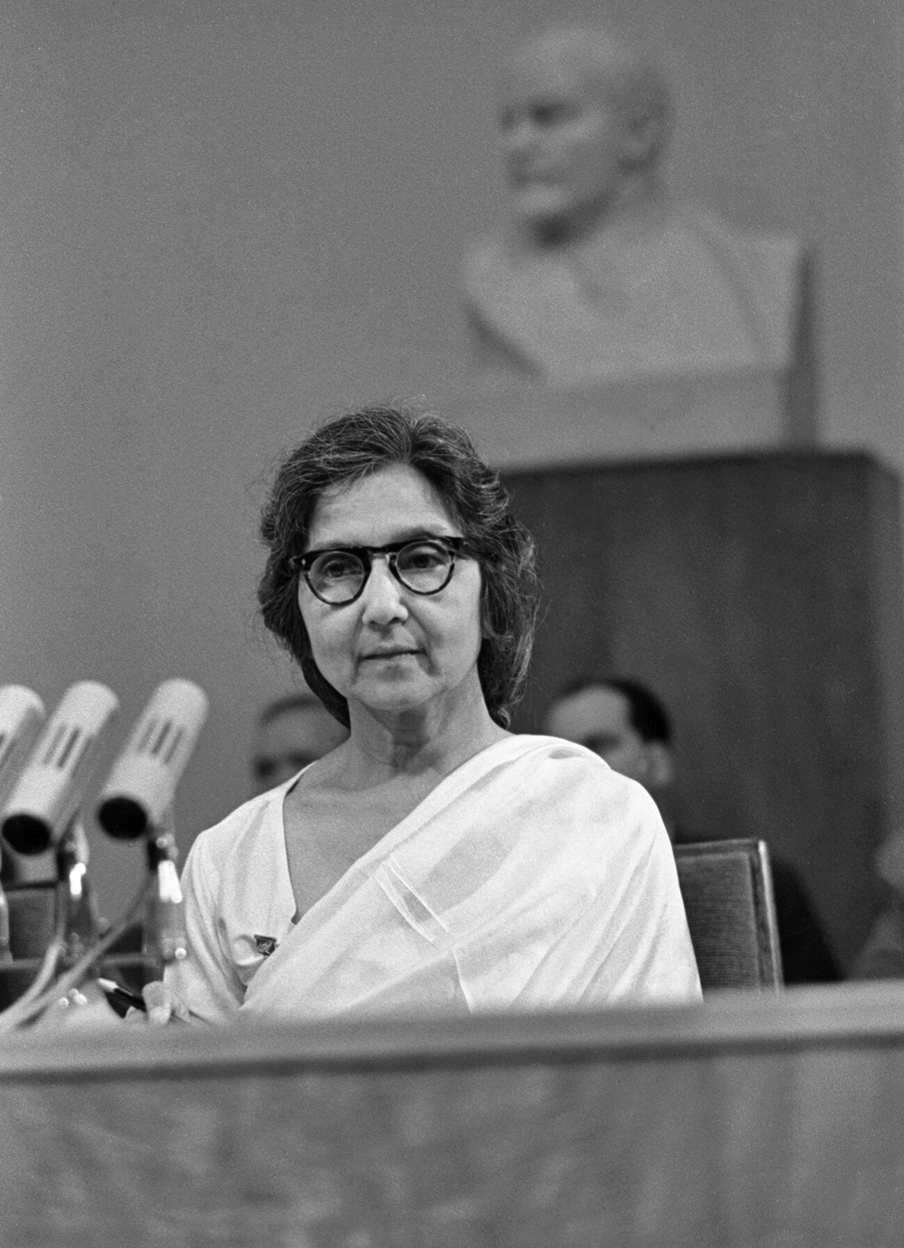  Аруна Асаф Али по време на награждаването на фона на бюста на Владимир Ленин 