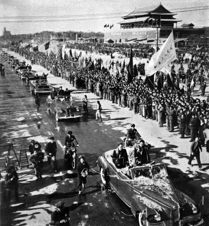 Carreata de Kim Il-sung em frente à Porta de Tiananmen
