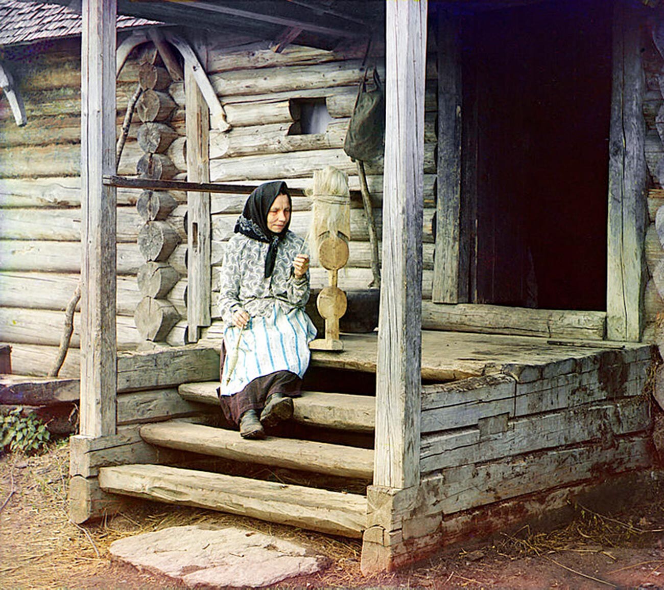 Une femme filant, 1910. Avant le rouet automatique, l’on avait recours à des rouets à main comme celui-ci.

