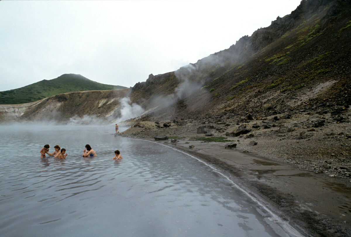 Вулканско језеро „Кипуће“ (Кипящее) са врућом водом.