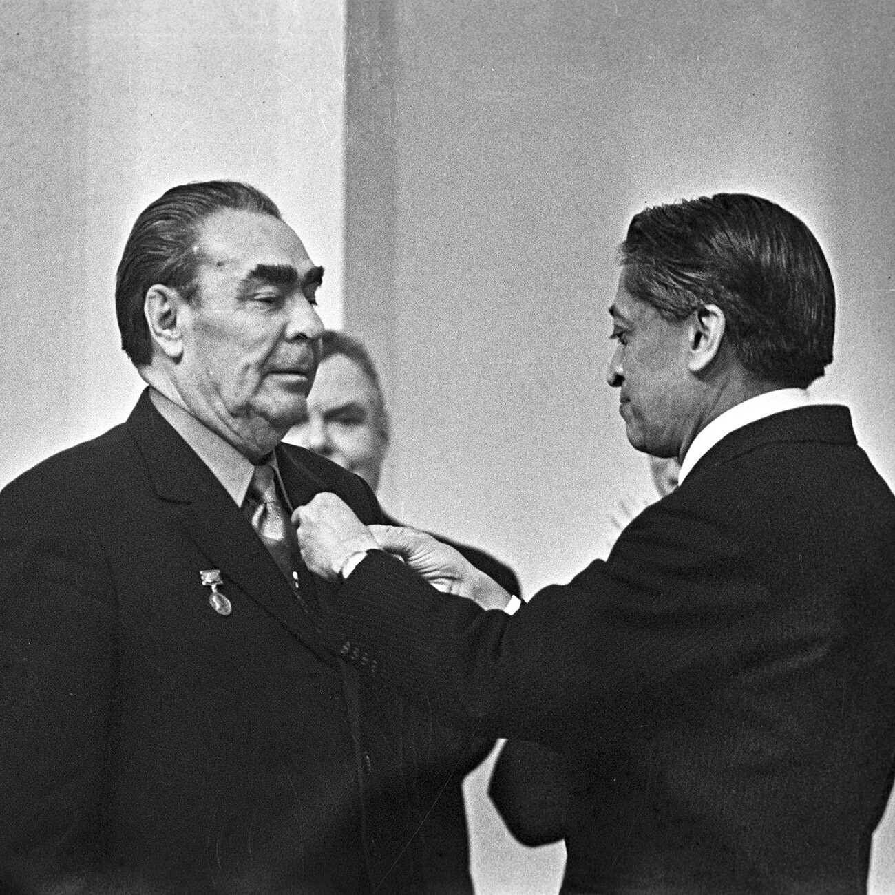 Romesh Chandra podeljuje Leonidu Brežnjevu zlato medaljo za mir F. Joliot-Curieja, 1975
