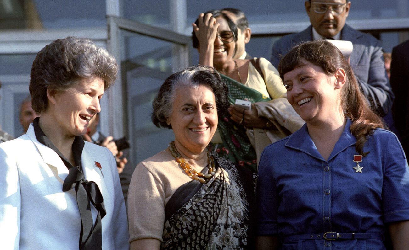Od leve proti desni: Valentina Tereškova, Indira Gandhi, kozmonavtka Svetlana Savickaja v Zvezdnem mestu, 1982.
