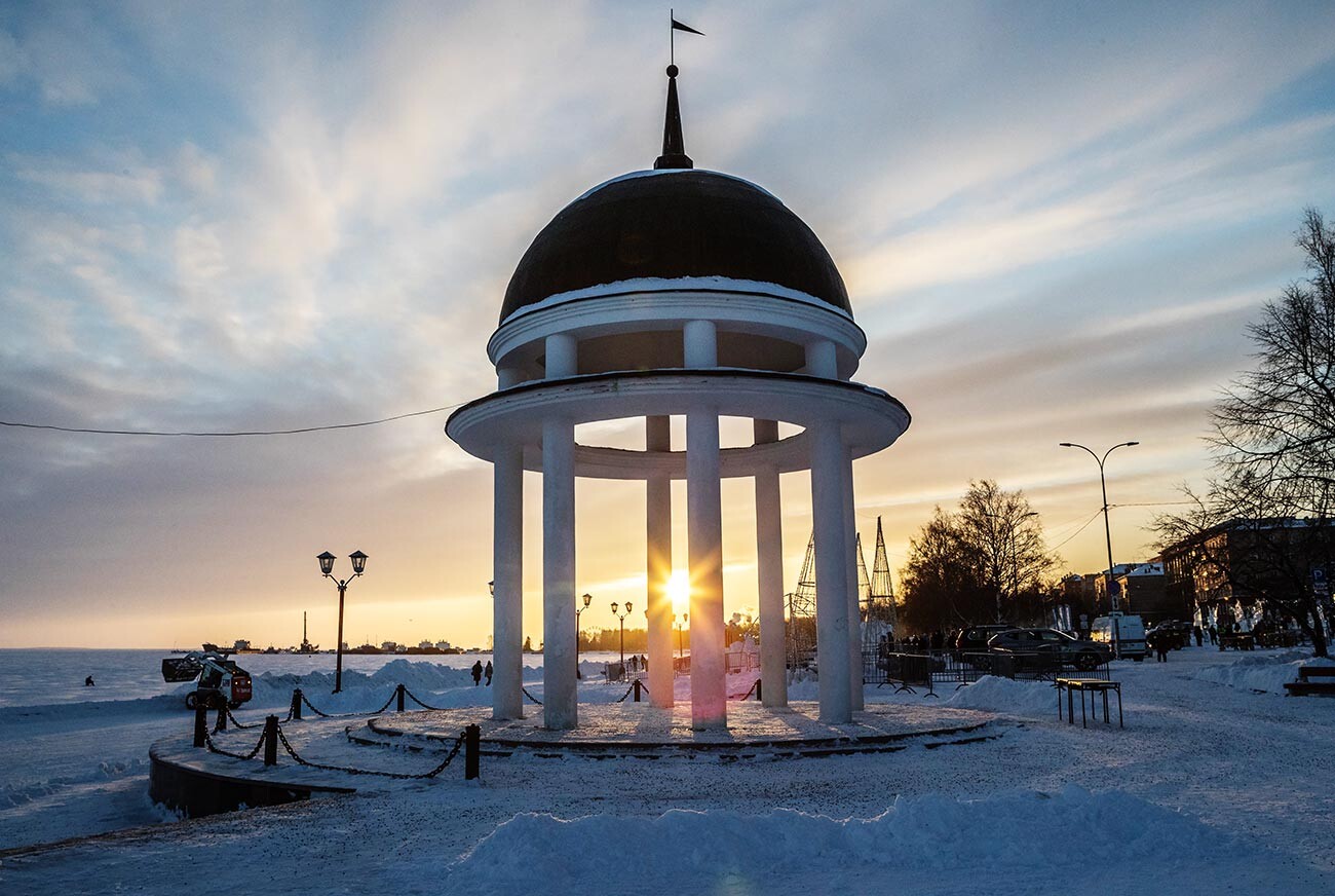 Paviljon na nabrežju Oneškega jezera v središču Petrozavodska, kjer poteka mednarodni zimski festival 