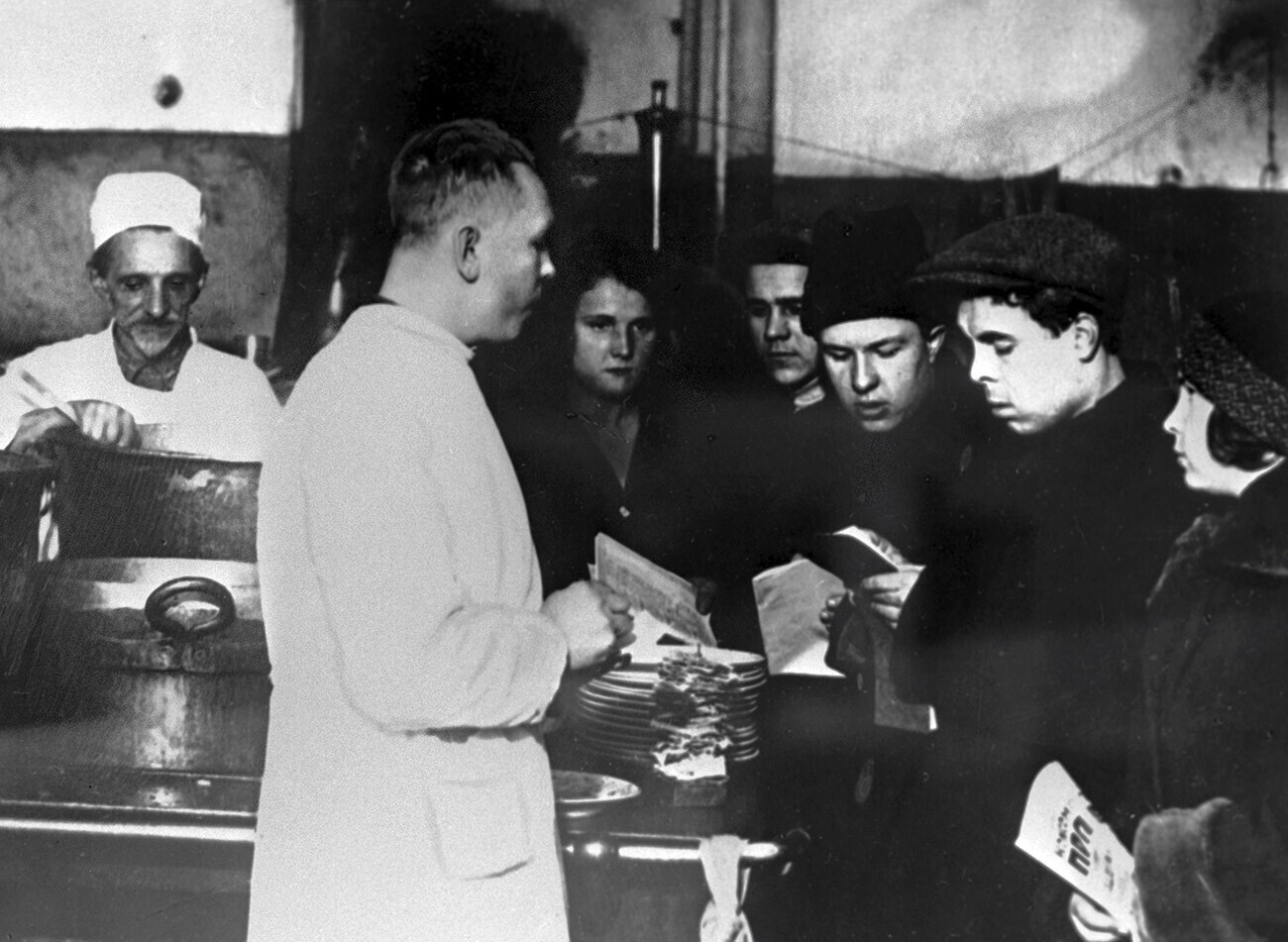 Бригада комсомолци го проверуваат квалитетот на храната во една фабрика-кујна во Москва