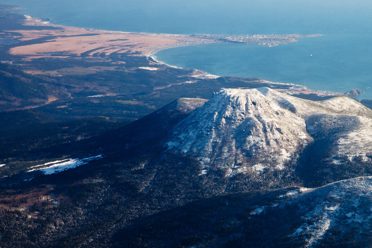 Вулканот Менделеев и селото Јужно-Куриљск на островот Кунашир, 2012.

