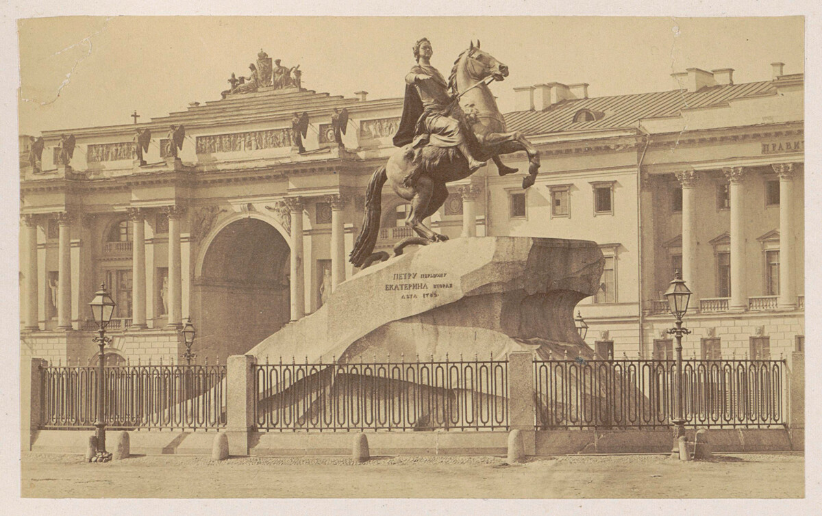 Pada 1778, Falconet meninggalkan Rusia, membawa semua sketsa dan kertas desain proyek monumen tersebut bersamanya.
