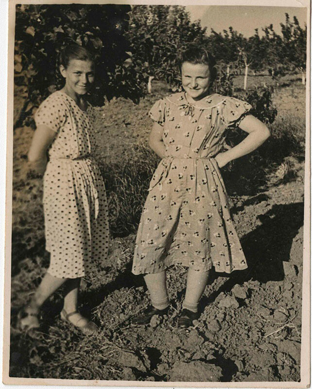 Mädchen im Garten, 1950er Jahre.