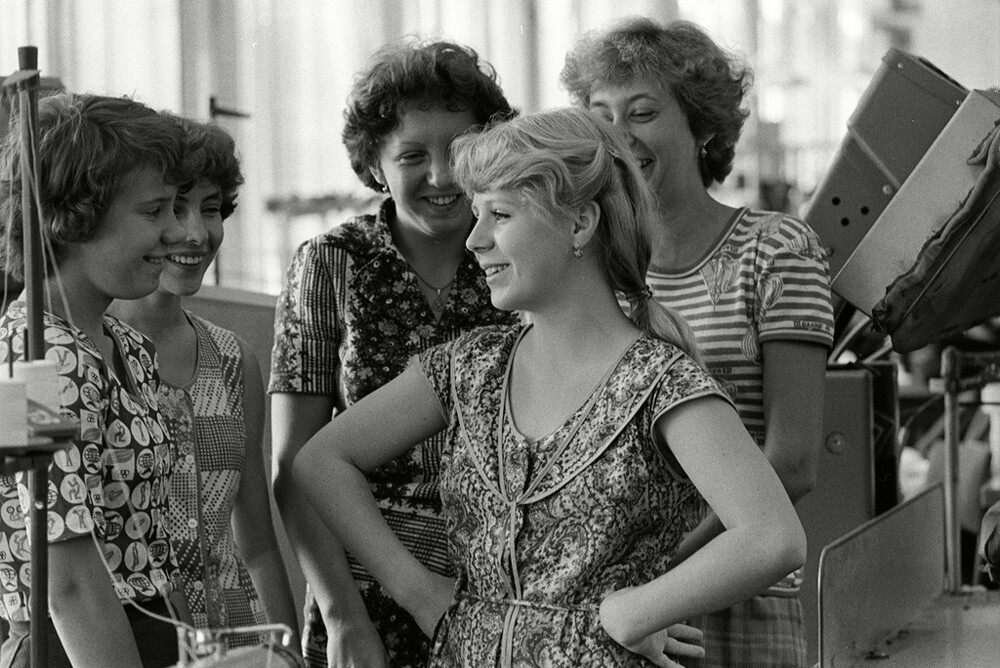 Frauen beim Plausch in einer Nähfabrik, 1981.