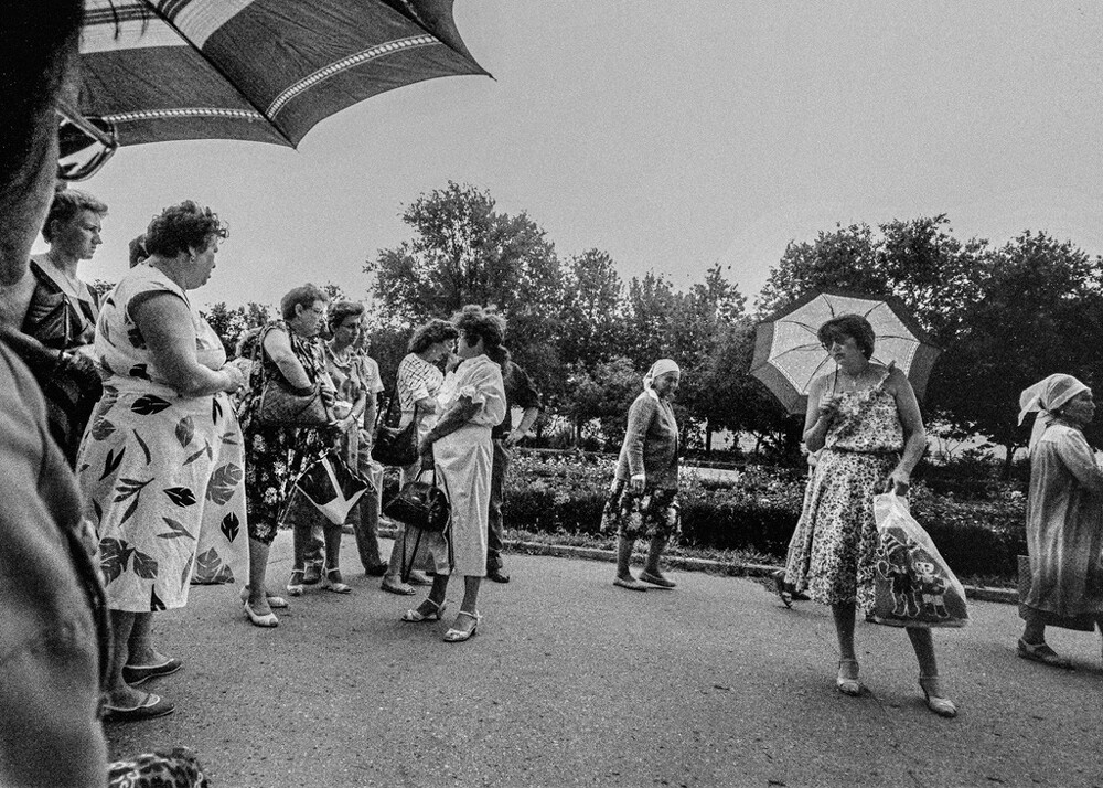 Frauen beim Spazierengehen in Wolgograd, 1989.