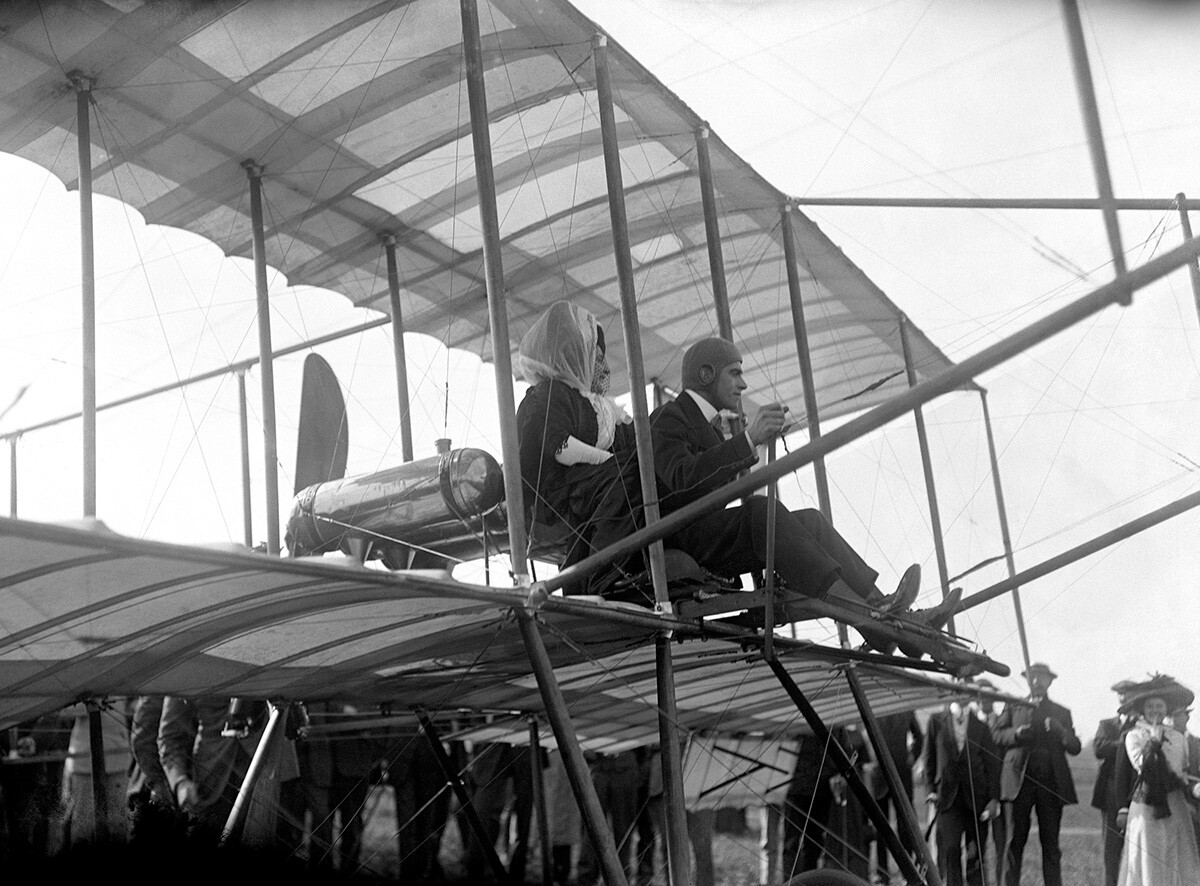 Claude Grahame White und Lady Abdy beim Flug in Brooklands. Das Recht, als Passagier zu fliegen, wurde versteigert, und Lady Abdy erhielt den Zuschlag mit einem Gebot von 120 Guineas für den ersten Flug. 
