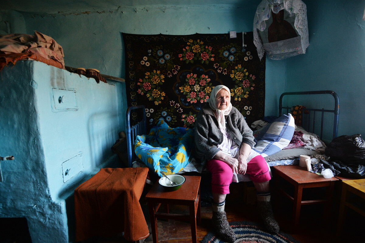 Једна од најстаријих становника села Мишљанка Новосибирске области Ана Лебедева у својој кући.