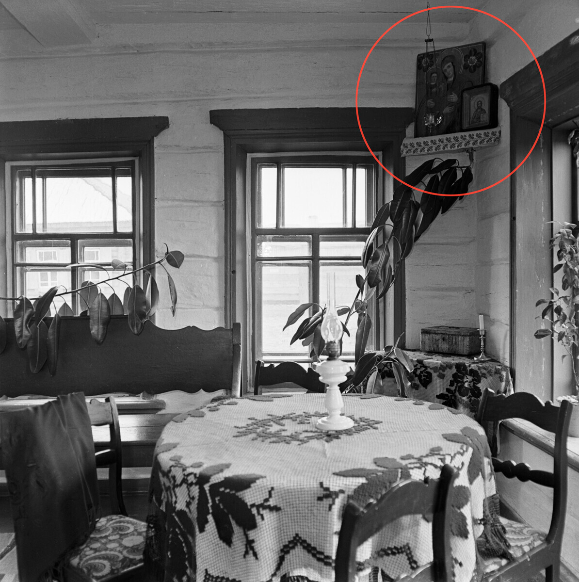 Експозиција на соба во куќата на селанецот Зирјанов, во која живеел револуционерот Владимир Илич Ленин во текот на своето прогонство 1897-1898. Село Шушенское.

