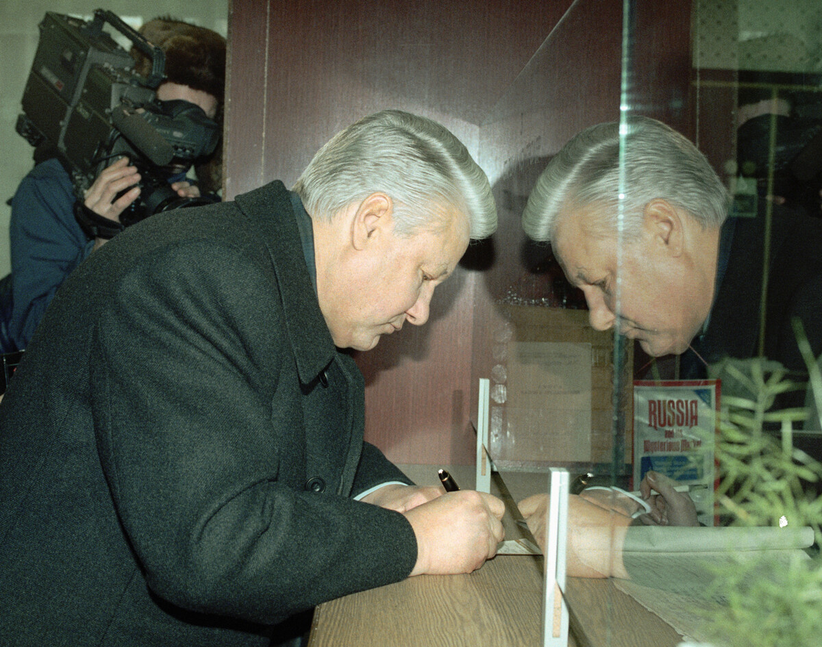 バウチャー（私有化小切手）を受け取っているロシア初代大統領ボリス・エリツィン、1993年