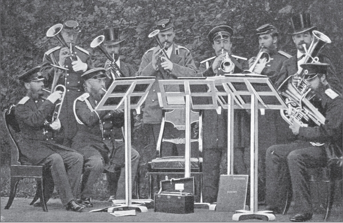 L'unica foto del Gran Principe Alessandro Aleksandrovich (al centro) mentre suona la cornetta con la sua banda di ottoni, 1872