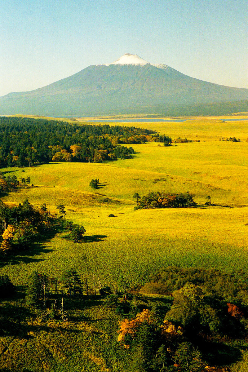Vulkan Tjatja. Sjeverni dio otoka Kunašira. 