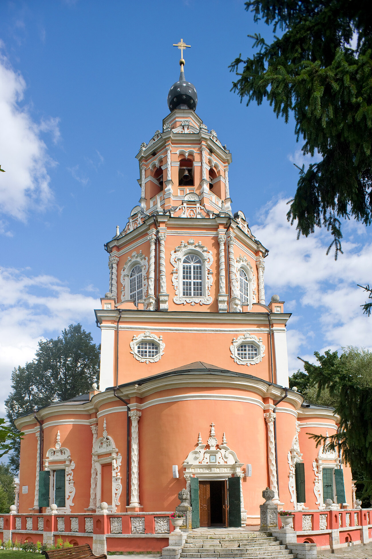 Ubory (45 chilometri a ovest di Mosca). Chiesa dell’Icona Miracolosa del Salvatore, lato ovest. 16 agosto 2013
