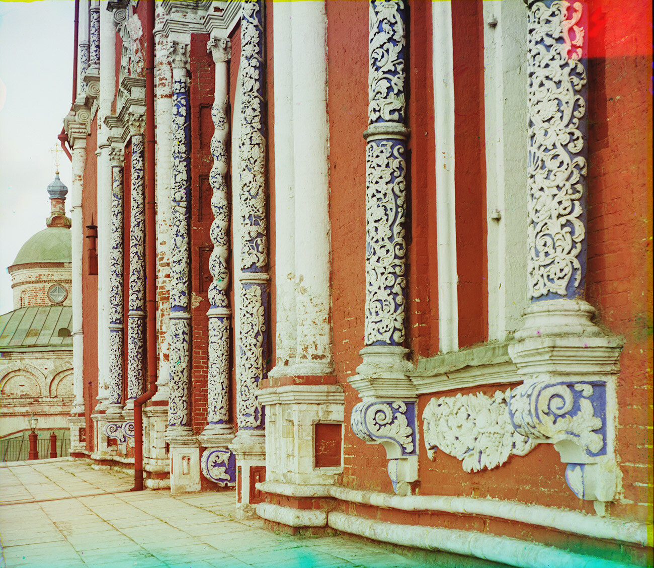 Cremlino di Rjazan. Cattedrale della Dormizione della Vergine. Facciata nord con colonne di pietra calcarea scolpite. Estate 1912
