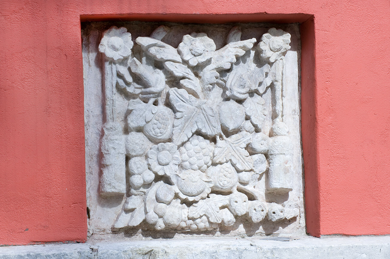 Ubory. Chiesa dell’Icona Miracolosa del Salvatore. Balaustra della terrazza, pannello ornamentale in pietra calcarea scolpita. 16 agosto 2013
