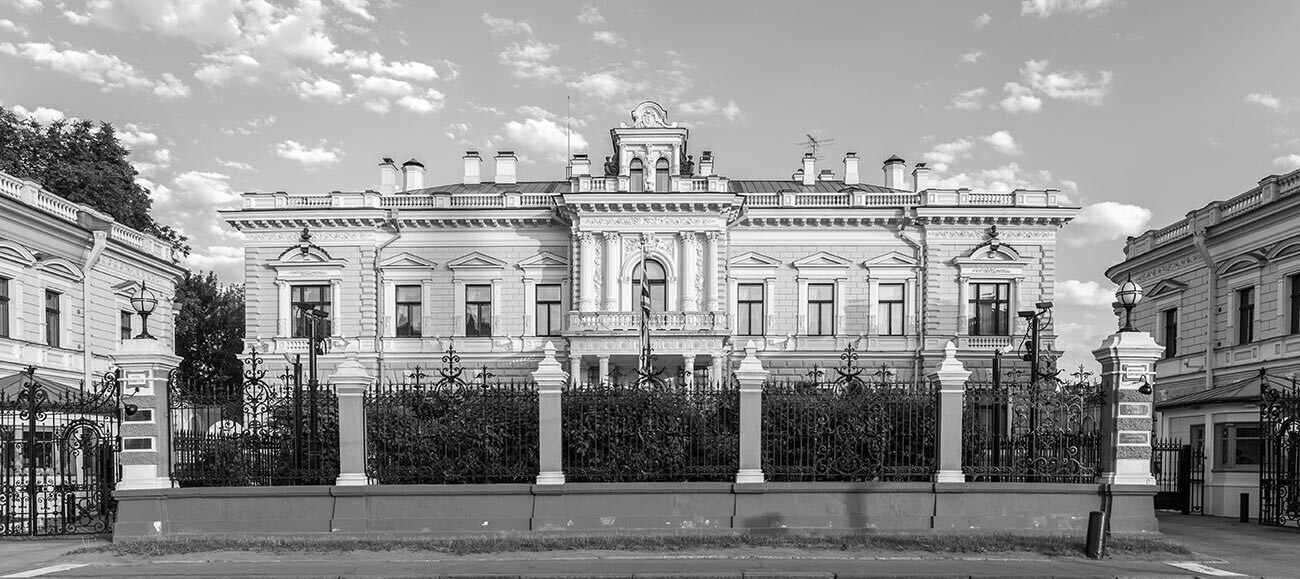 Поранешната амбасада на Велика Британија на Софискиот кеј
