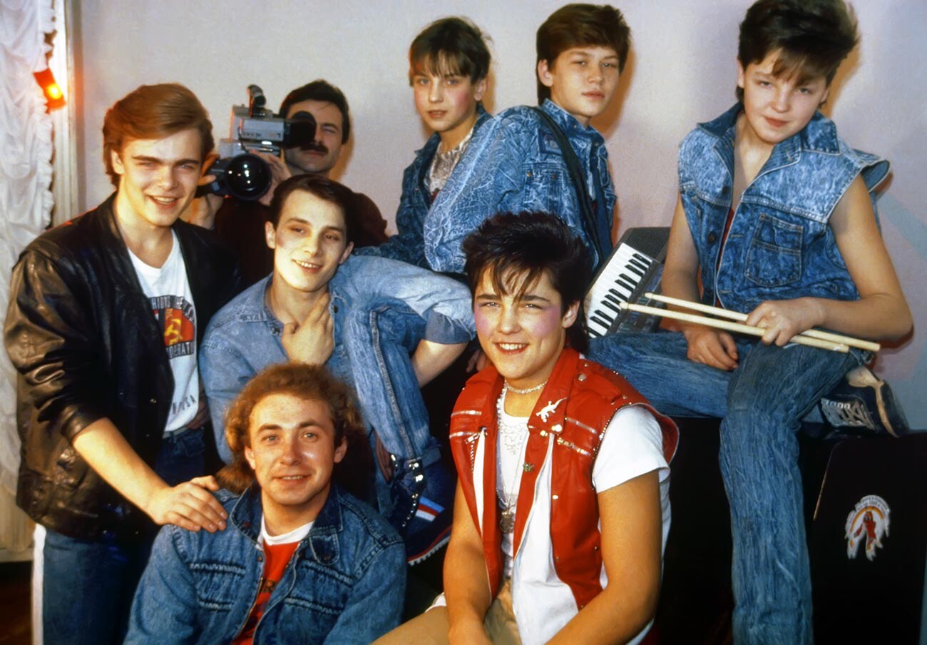 Дечачки бенд „Нежни мај“. У доњем реду аутор песама Сергеј Кузњецов и солиста Јуриј Шатунов