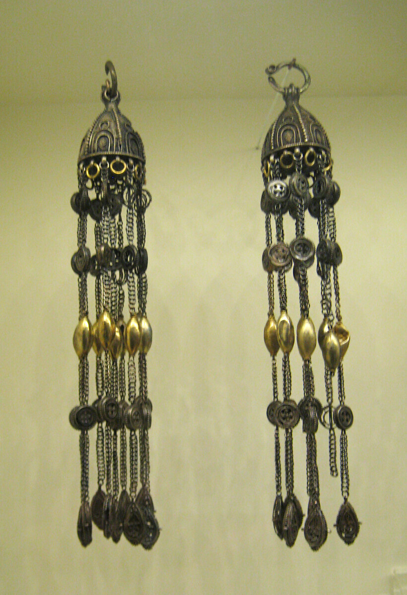 „Рјасни“ – приврзоци за украс на главата кој се ставал кај слепоочниците. Стара Русија, XII век. Сребро, позлата, лемење, филигран, зрно.
