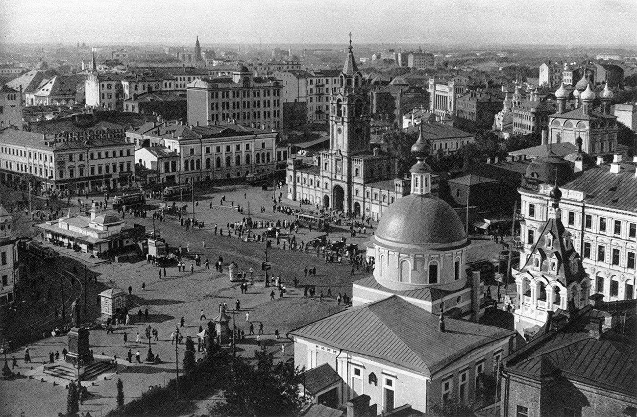 Strastnaya square in Moscow (now, Pushkinskaya) before the Revolution. Strastnoy Convent in the center