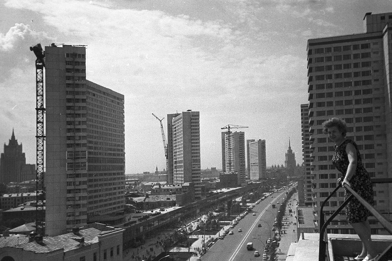 The construction of Novy Arbat (Kalininsky Prospekt) in Moscow. The houses to the left are being constructed among the remains of a historical district.
