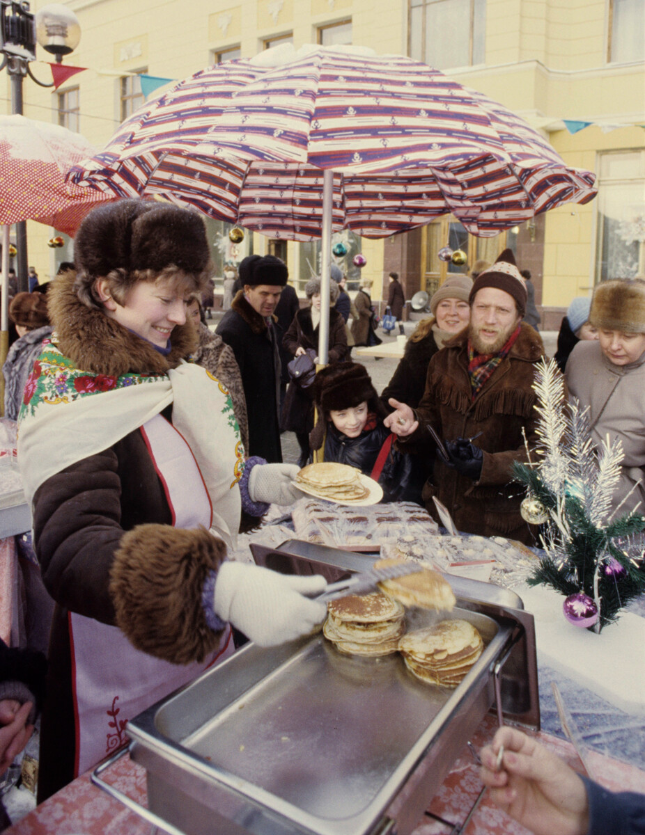 Selling blini, 1987.