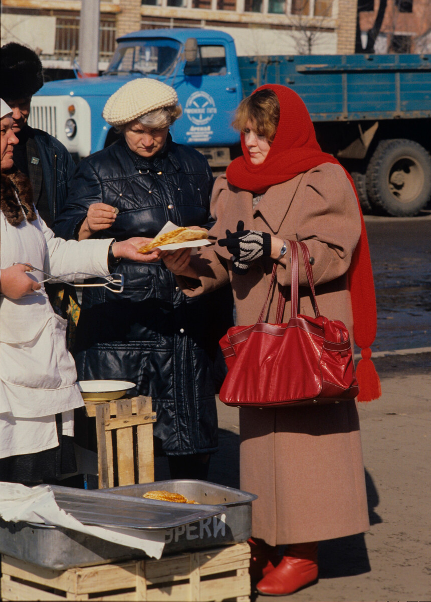 Chebureki venduti per le strade di Mosca, 1989