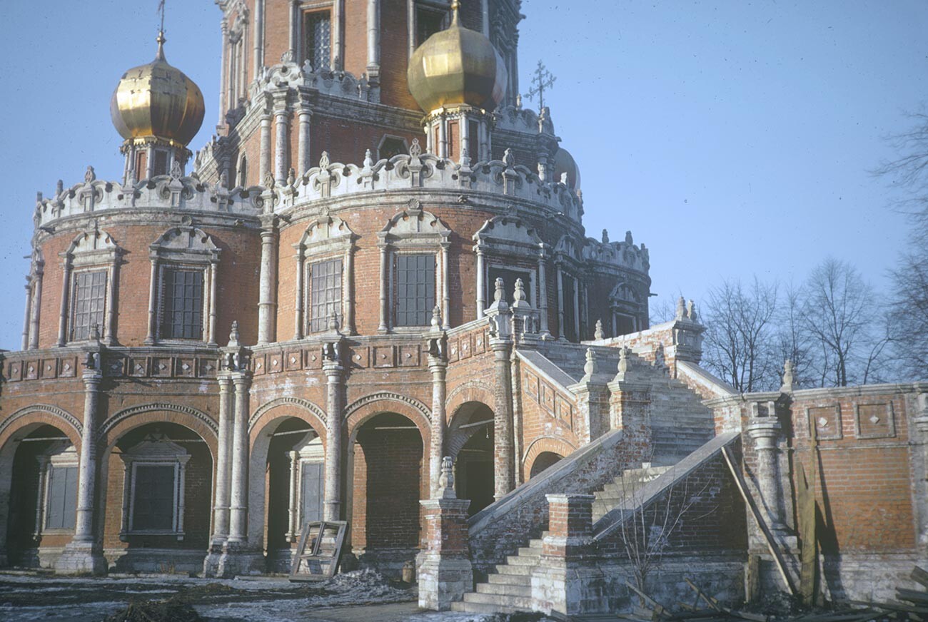 Chiesa dell’Intercessione in Fili. Vista sud-ovest con le gradinate inferiori e l’ingresso alla “chiesa invernale”, in fase di restauro. 8 marzo 1972
