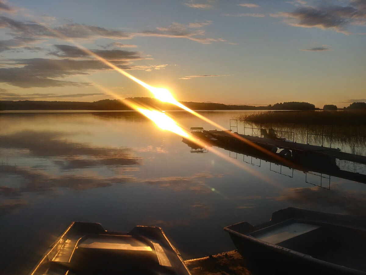 Večerni sončni zahod na jezerih Karelije, avgust 2021