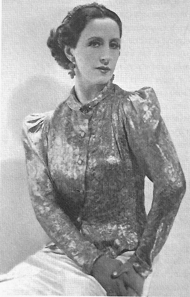  Руската балерина Любов Чернишева в костюм от Скиапарели, 1934 