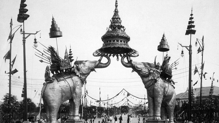 Dos enormes elefantes con asientos forman un arco de triunfo en Bangkok, Tailandia. Fue construido en honor del difunto Chulalongkorn, rey de Siam, que visitó Europa en 1897
