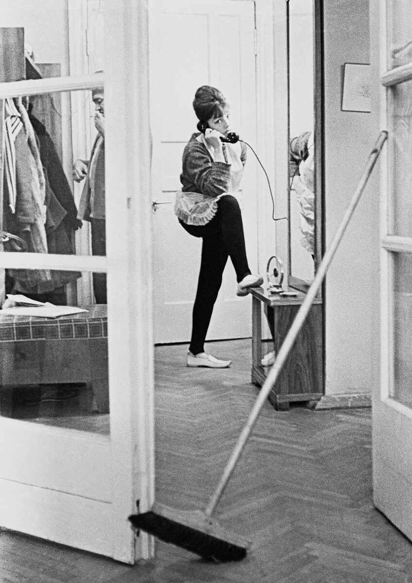  Съветската писателка Белла Ахмадулина 