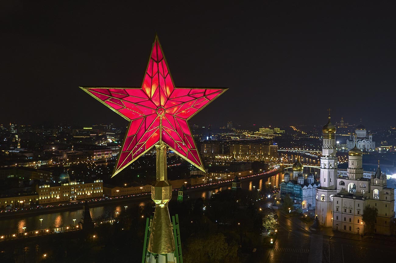 Звезда на Спаској кули Московског кремља. Десно звоник Ивана Великог и Архангелски храм.