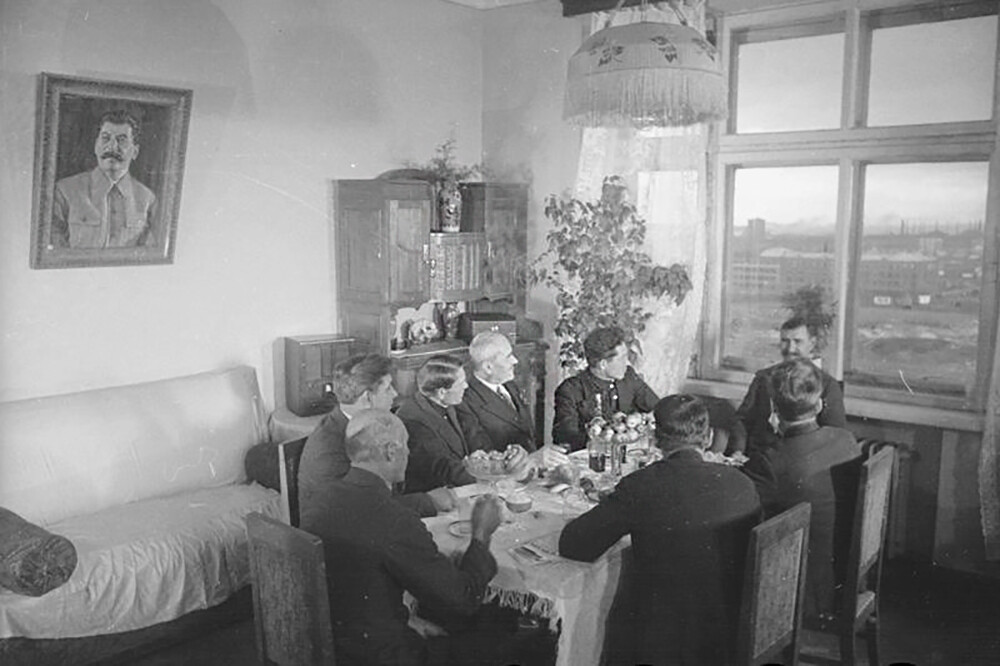 Des métallurgistes de Magnitogorsk se sont réunis dans l'appartement du camarade Avramenko, contremaître en chef de l'atelier Martinov, 1937