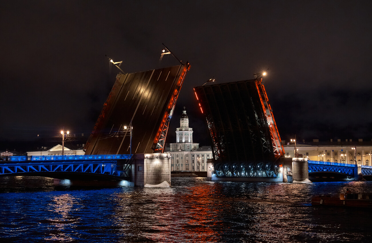 Дворски мост у бојама руске заставе у част Дана државне заставе.