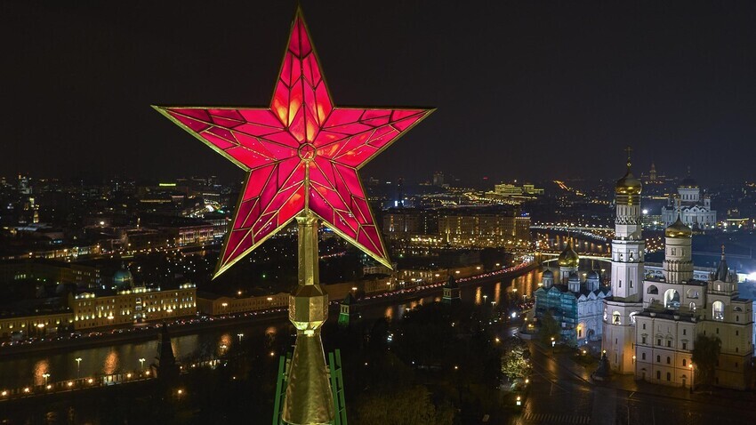 Ѕвездата на Спаската кула на московскиот Кремљ. Од десната страна, камбанаријата на Иван Велики и Архангелскиот храм.
