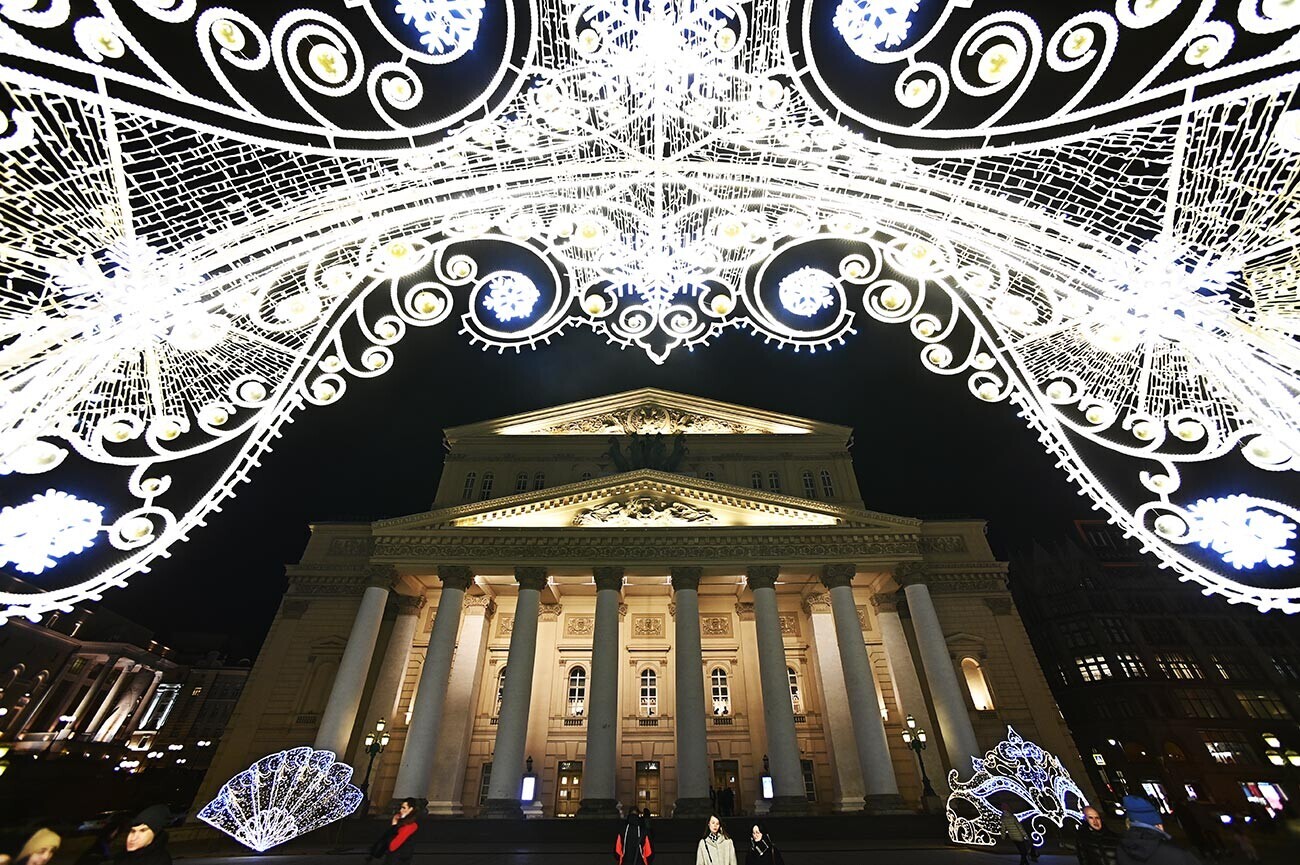 Зградата на Државниот академски Болшој театар пред да се изгасне осветлувањето во рамките на еколошката акција „Еден час за нашата планета“ во Москва.

