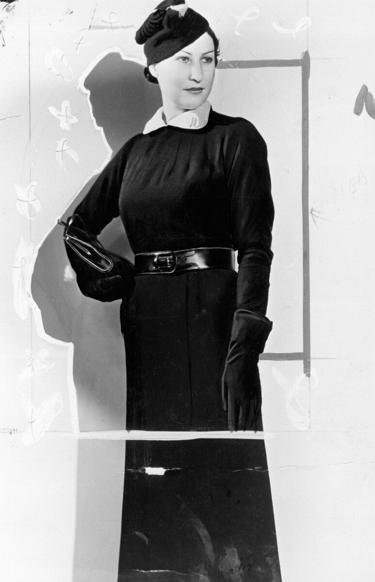Mujer con vestido de trabajadora soviética de Elsa Schiaparelli, 1935
