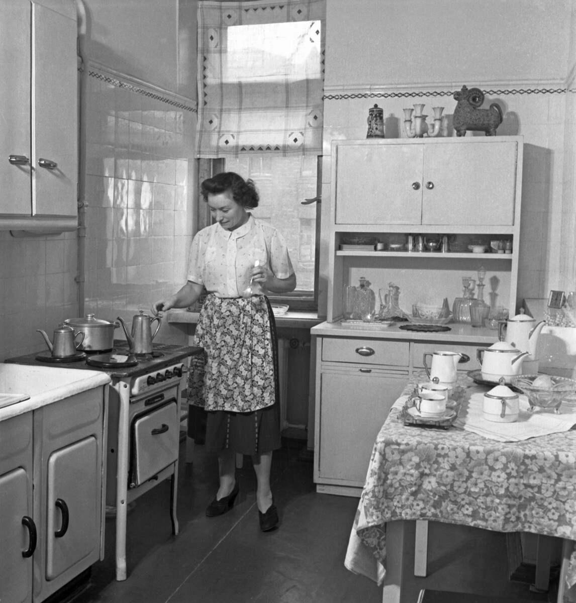 朝食の料理中、1952年