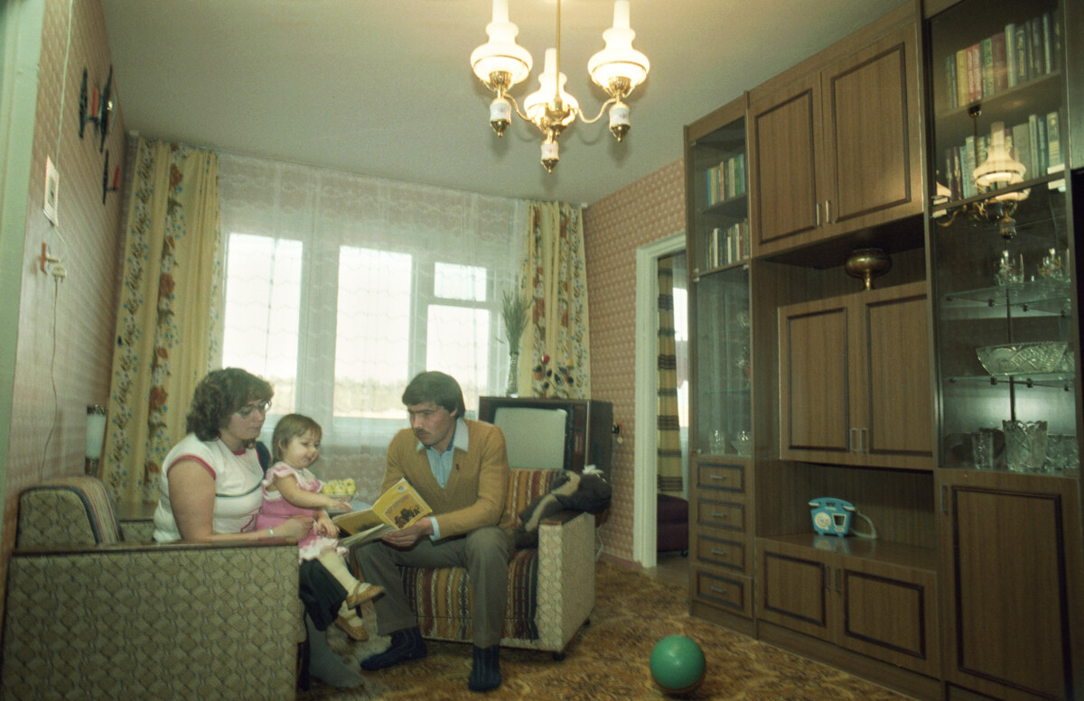 引っ越し祝いするソ連の家族、北極圏、1986年。