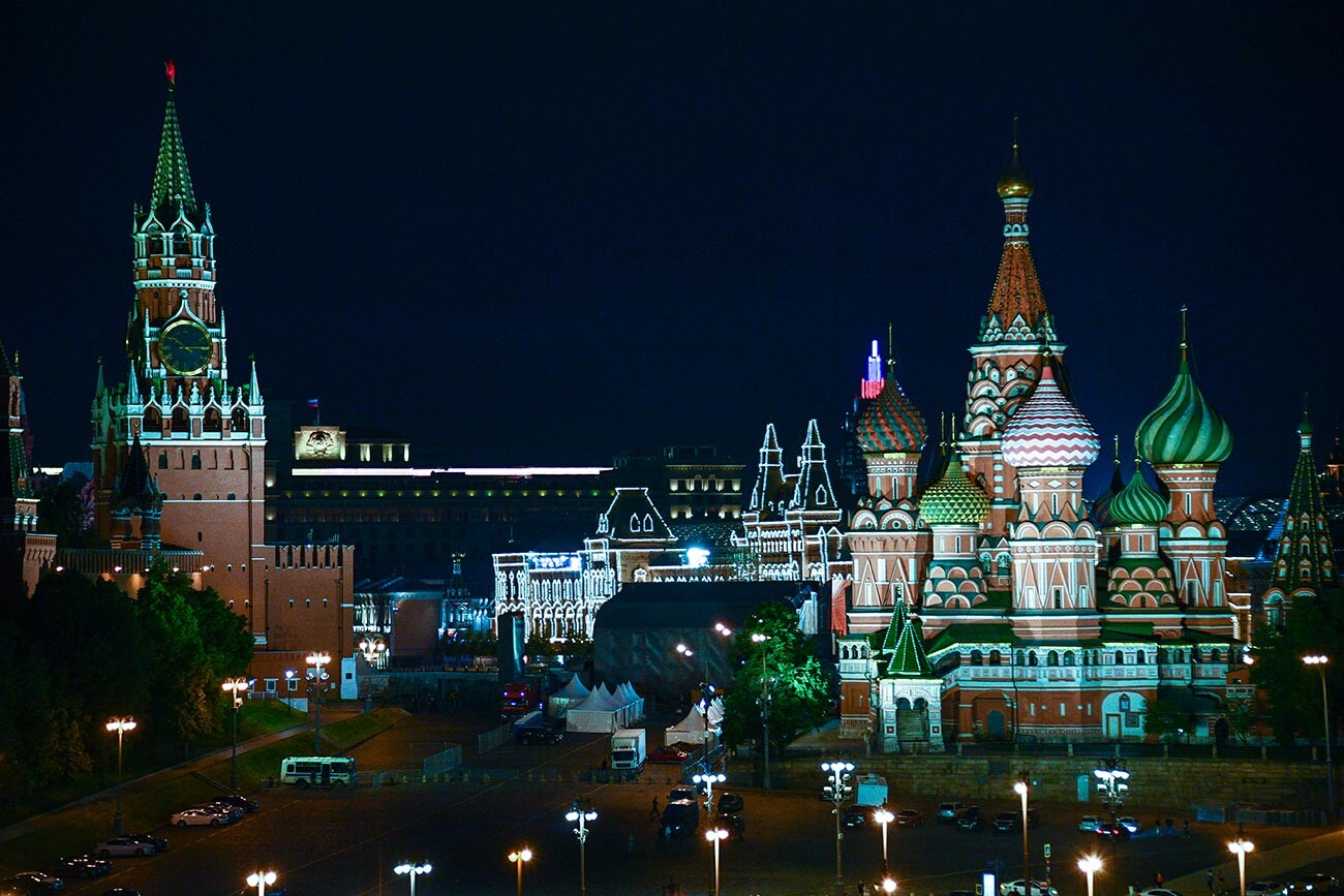 Pogled na Spasku kulu Moskovskog Kremlja i Pokrovski sabor (katedralu Vasilija Blaženog).