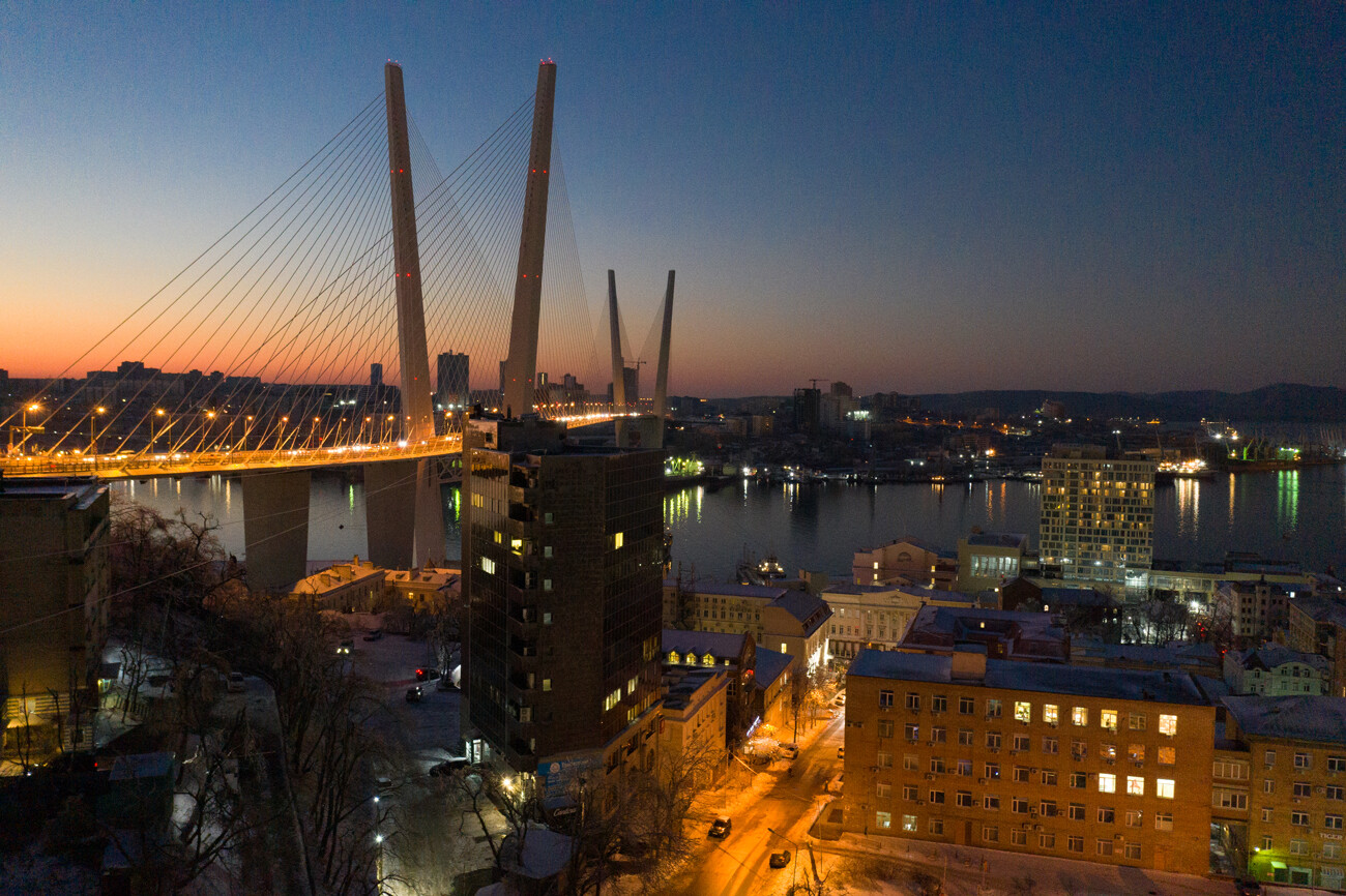 Vladivostok (9 122 km de Moscou) nocturne avec vue sur le pont de la Corne d'Or