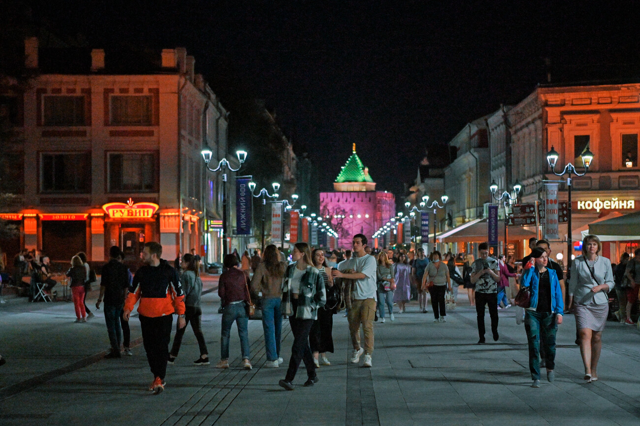 Une rue piétonne animée à Nijni Novgorod