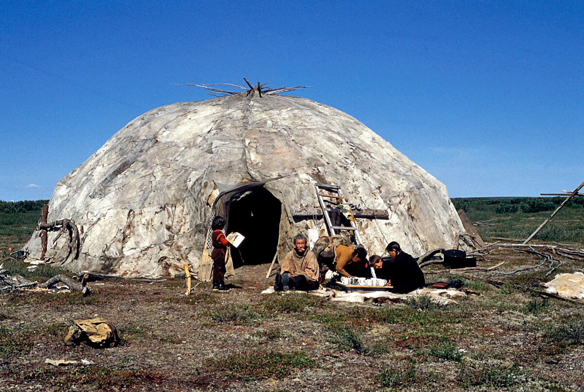 Eine tschuktschische Familie in der Nähe ihrer Yaranga, der traditionellen Behausung der Rentierzüchter während ihrer Wanderungen durch die Tundra, 1987.