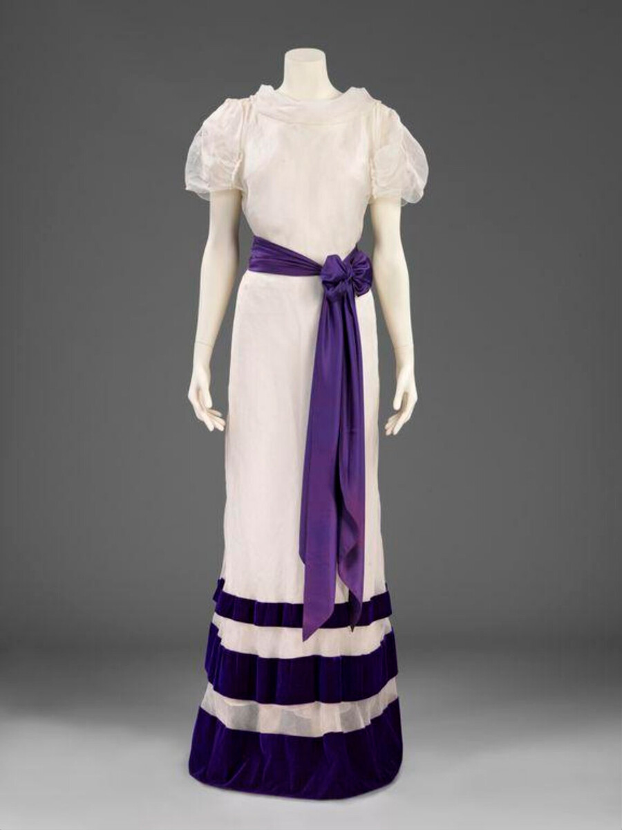Платье из коллекции «Парашют» весна-лето Эльзы Скиапарелли, 1936 г.